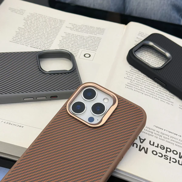 Smooth & Sleek Finish Soft Carbon Textured Case